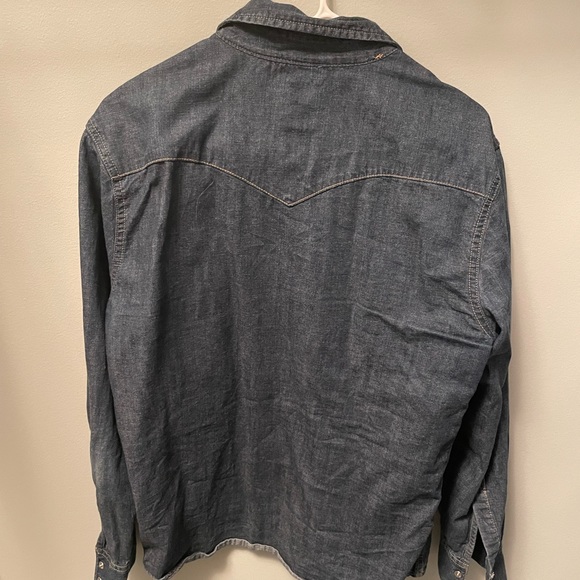 Men’s Levi’s medium denim snap up shirt. - Picture 2 of 2